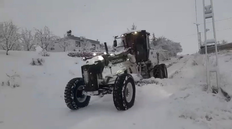 Besni’de Kapanan Köy Yolları Açılıyor