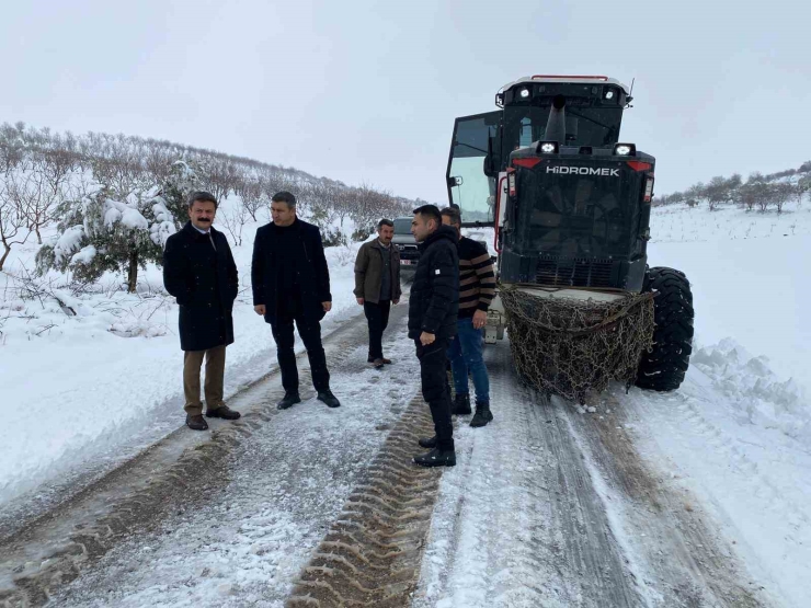 Besni’de Kapanan Köy Yolları Açılıyor