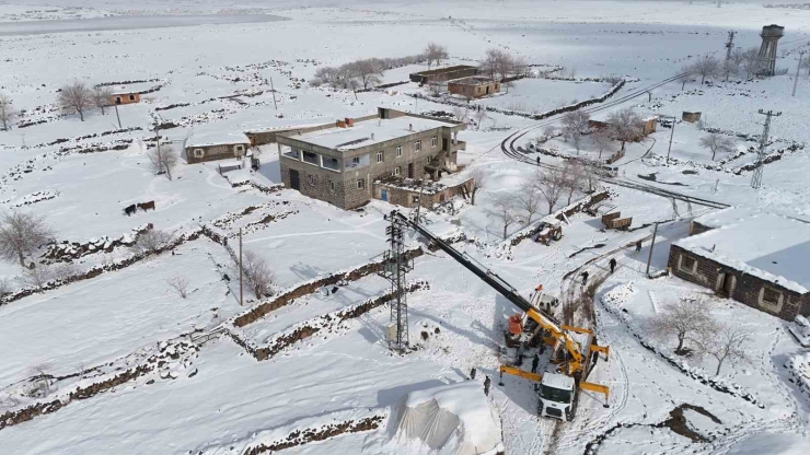 Ekipler Zorlu Hava Şartlarında Enerji Hatlarını Onarıyor