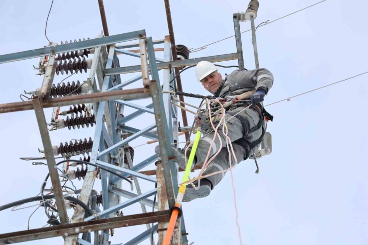 Ekipler Zorlu Hava Şartlarında Enerji Hatlarını Onarıyor
