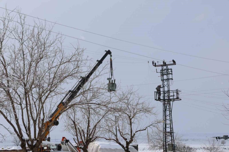 Ekipler Zorlu Hava Şartlarında Enerji Hatlarını Onarıyor