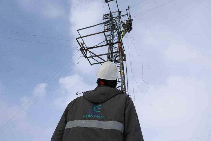 Ekipler Zorlu Hava Şartlarında Enerji Hatlarını Onarıyor