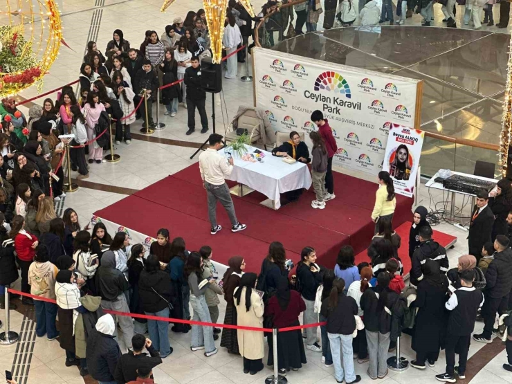 Ceylan Karavil Park Avm’de Beyza Alkoç İmza Günü Yoğun İlgi Gördü