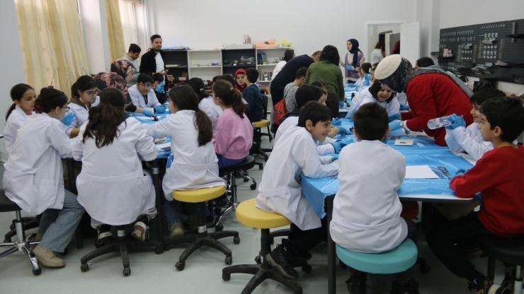 İnönü Üniversitesi’nde Çocuklar, Özgün Baskı Resim Atölyesi Etkinliğinde Hünerlerini Sergiledi