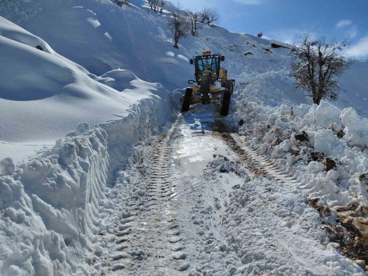 Diyarbakır’da Kapalı Yolların Açılması İçin Çalışmalar Sürüyor