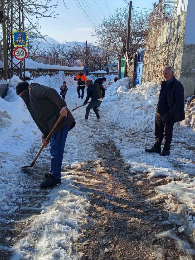 Diyarbakır’da Vatandaşlar Karla Kapanan Yolları Kendi İmkanları İle Açtı