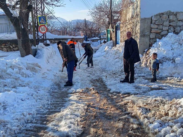 Diyarbakır’da Vatandaşlar Karla Kapanan Yolları Kendi İmkanları İle Açtı