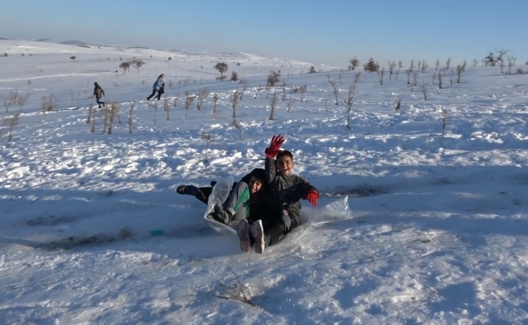 Gaziantep’te Çocuklar Tepsi, Poşet Ve Leğenlerle Kayarak Eğlendi