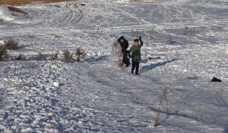 Gaziantep’te Çocuklar Tepsi, Poşet Ve Leğenlerle Kayarak Eğlendi