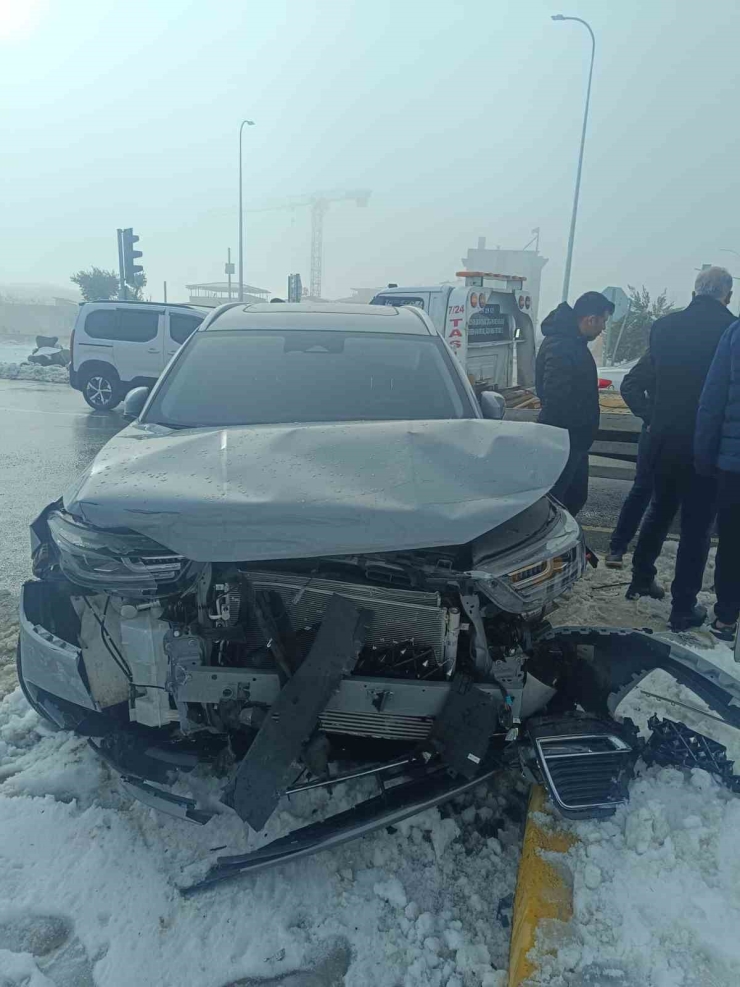 Gaziantep’te İki Otomobil Çarpıştı: 3 Yaralı