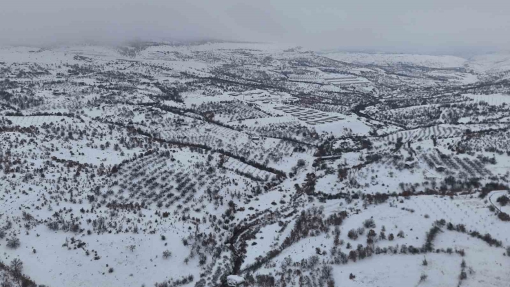 Milyonlarca Yıllık Vadi Beyaza Büründü