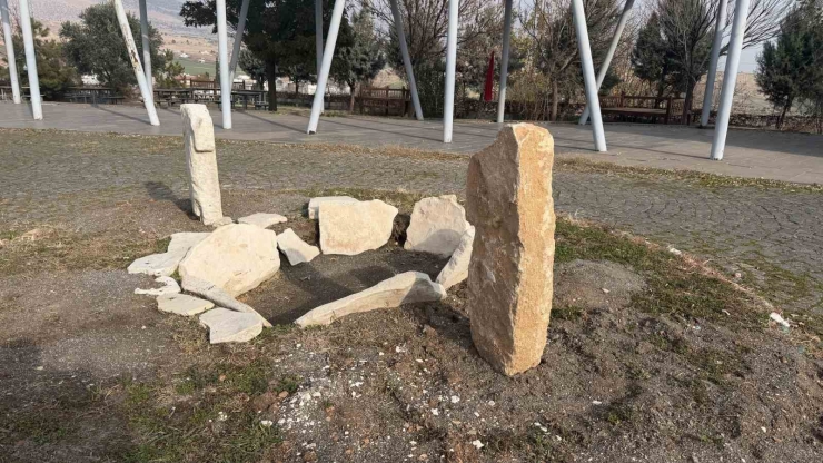 Adıyaman’da, Göbeklitepe’deki ‘t’ Şekilli Taşların Benzeri Ortaya Çıktı