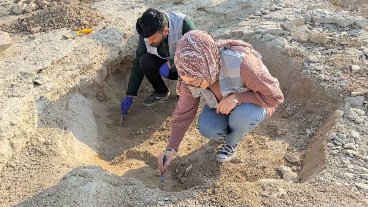 Adıyaman’da, Göbeklitepe’deki ‘t’ Şekilli Taşların Benzeri Ortaya Çıktı