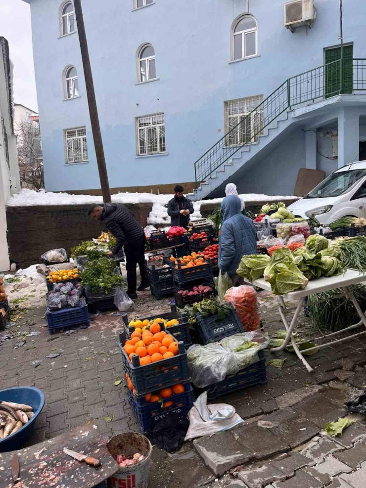 Kulp’ta Kar Engeli Aşıldı, Salı Pazarı Üç Haftanın Ardından Açıldı