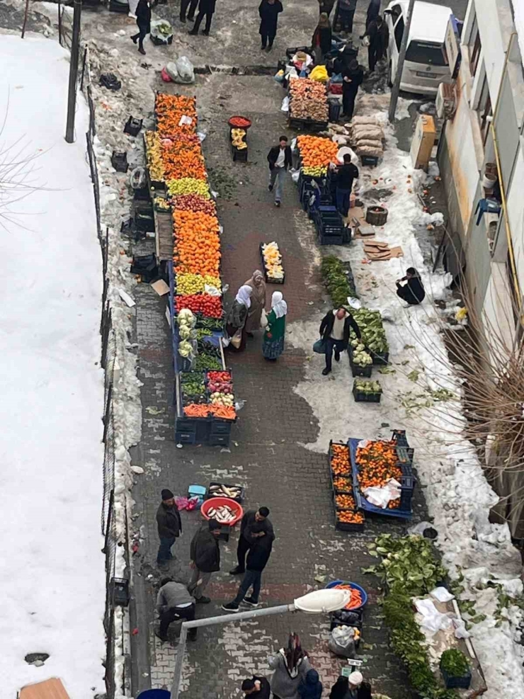 Kulp’ta Kar Engeli Aşıldı, Salı Pazarı Üç Haftanın Ardından Açıldı