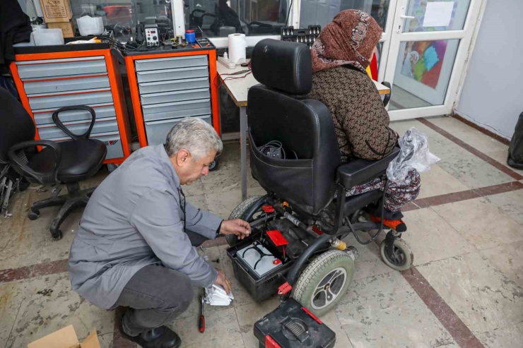 Tekerlekli Sandalye Tamir Atölyesinde 600 Engelliye Ücretsiz Hizmet