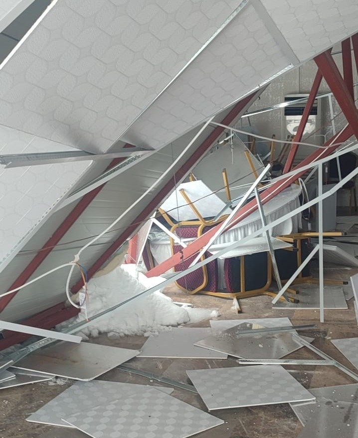 Malatya’da Mevlit Salonunun Çatısı Kardan Çöktü