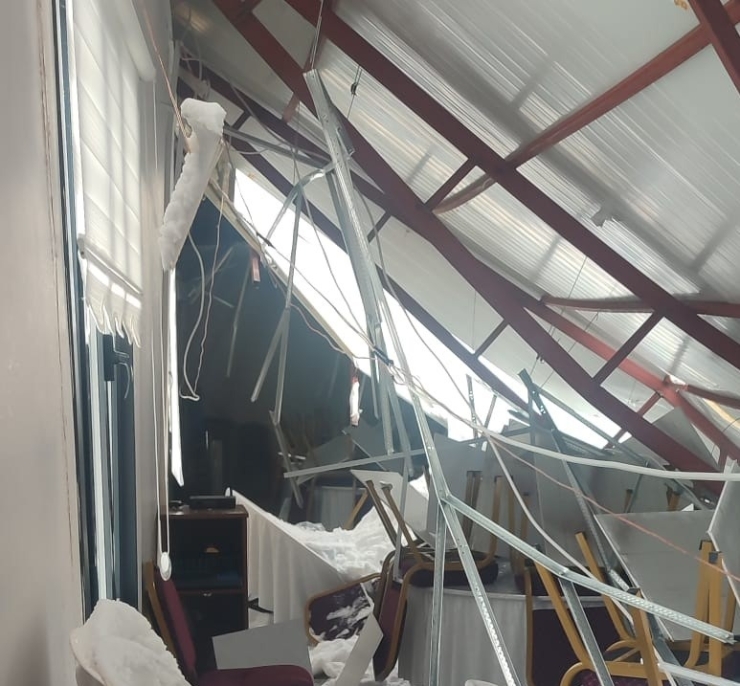 Malatya’da Mevlit Salonunun Çatısı Kardan Çöktü