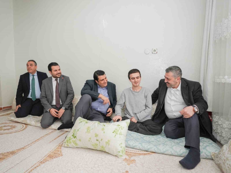 Şehitkamil’den İhtiyaç Sahiplerine Tekerlekli Sandalye