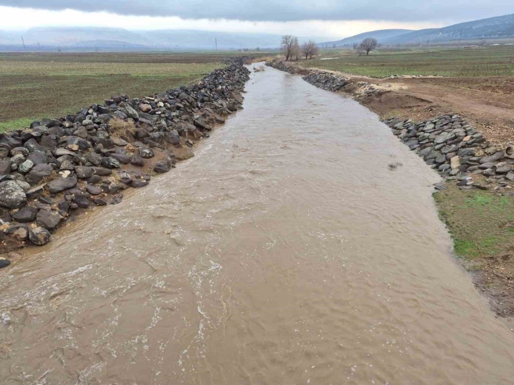 Yavuzeli’nde Yağış Etkili Oldu, Karasu Çayı’nın Debisi Yükseldi