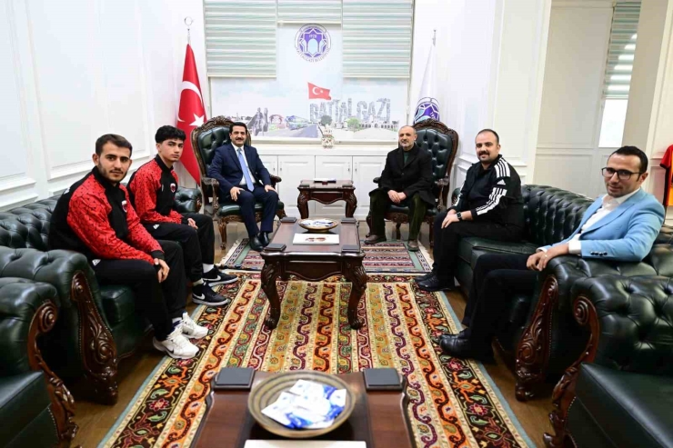 Battalgazi Belediyespor’un Milli Gururları Başkan Taşkın’ı Ziyaret Etti