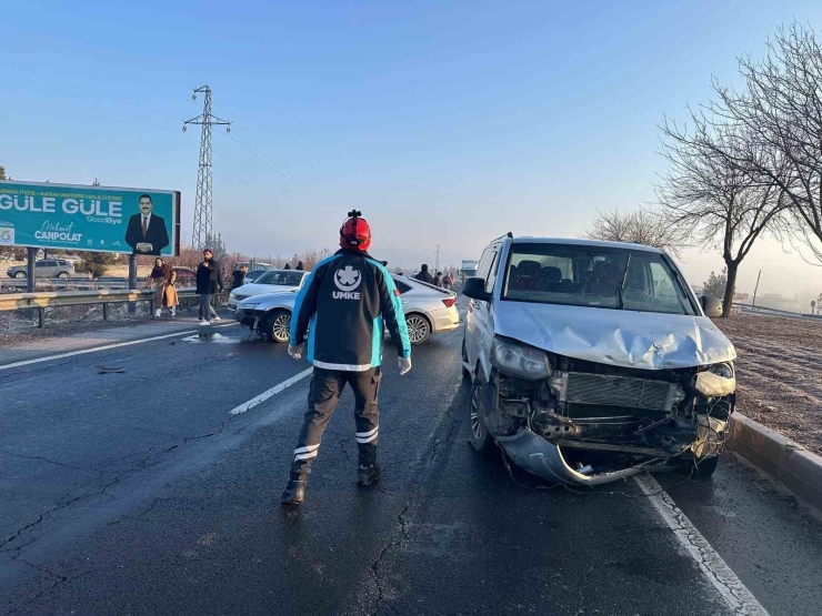Şanlıurfa’da İşçi Servisi Ağaca Çarptı: 7 Yaralı