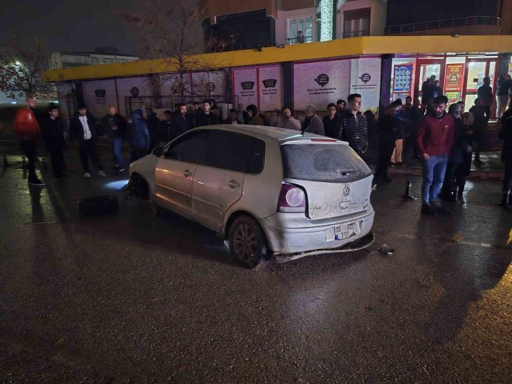 Yağış Sonrası Çöken Yol Kazaya Neden Oldu: 3 Yaralı