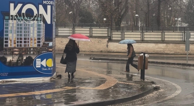 Diyarbakır’da Sağanak Yağış Hayatı Olumsuz Etkiledi