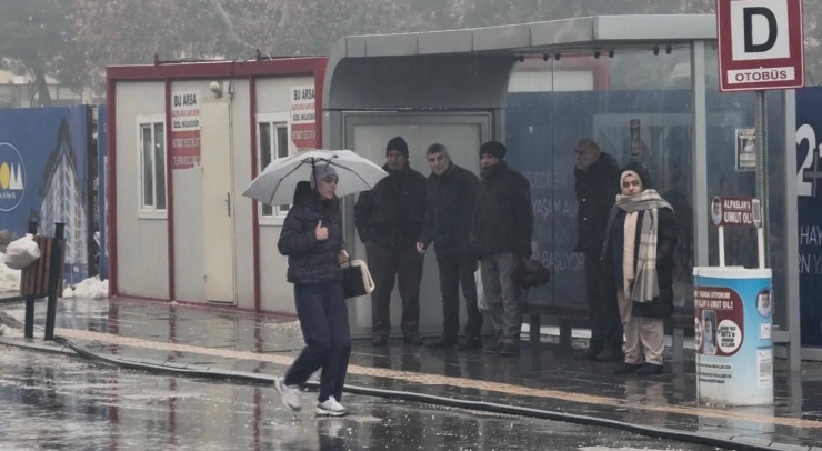 Diyarbakır’da Sağanak Yağış Hayatı Olumsuz Etkiledi