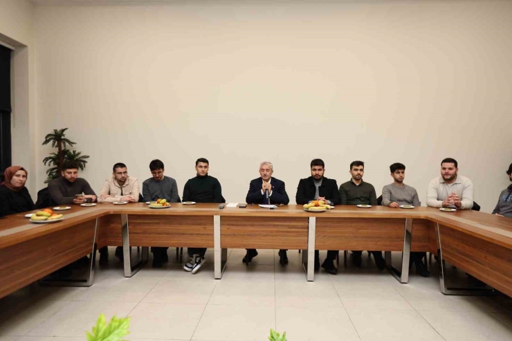 Tahmazoğlu, Yks’de İlk Bine Giren Gençlerle Buluştu