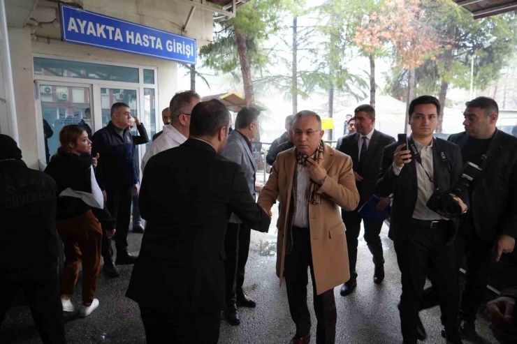 Vali Kemal Çeber, Kazada Yaralanan Vatandaşları Hastanede Ziyaret Etti