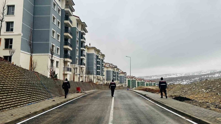 Gölbaşı’nda Jandarma Vatandaşın Güvenliği İçin Nöbette