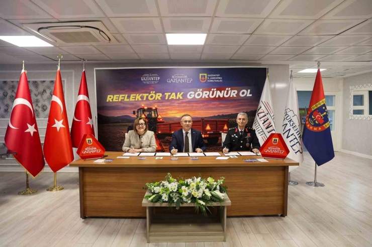 Büyükşehir İş Birliğinde, Çiftçilere Reflektör Dağıtımı İçin Protokol İmza Töreni Düzenlendi