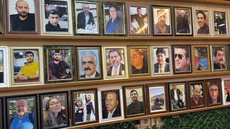 Deprem Şehitlerinin Fotoğrafları 3 Yıldır Çay Ocağının Duvarında Asılı