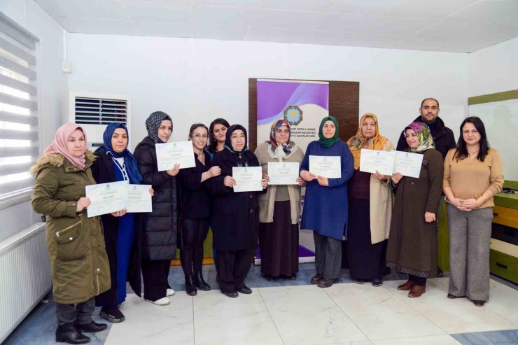 Kadınlar Teknik Eğitimle Meslek Sahibi Oluyor