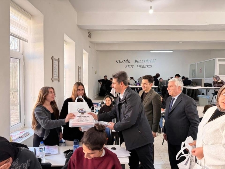 Çermik Belediyesi Sınavlara Hazırlanan Gençlere Kaynak Yardımında Bulundu