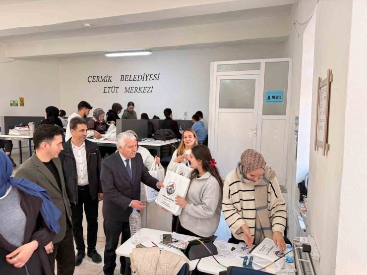Çermik Belediyesi Sınavlara Hazırlanan Gençlere Kaynak Yardımında Bulundu