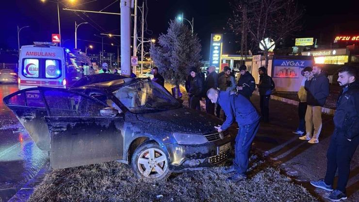 Kontrolden Çıkan Araç, Trambüs Direğine Çarptı: 1 Ağır Yaralı