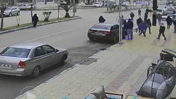 Devrilen Motosiklet Sürücüsü Metrelerce Sürüklendi