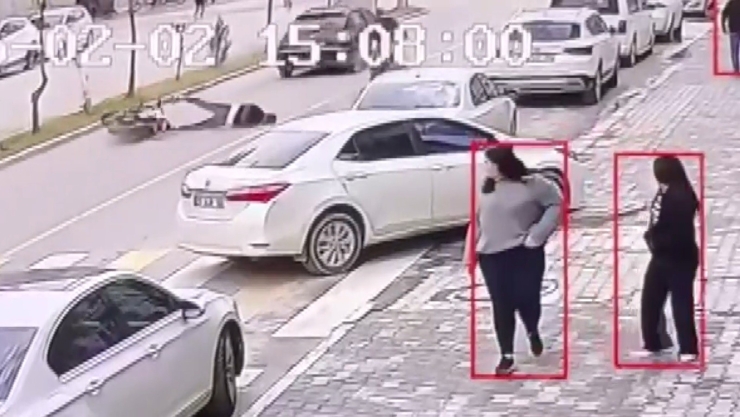 Devrilen Motosiklet Sürücüsü Metrelerce Sürüklendi