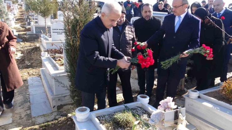 Bakan Uraloğlu Malatya’da Deprem Şehitliğini Ziyaret Etti