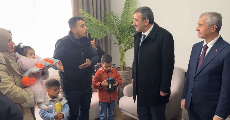 Cumhurbaşkanı Yardımcısı Yılmaz Şahinbey’de Sosyal Konutları İnceledi