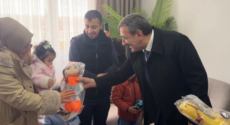 Cumhurbaşkanı Yardımcısı Yılmaz Şahinbey’de Sosyal Konutları İnceledi