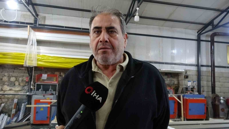 Depremin Ayırdığı Cömert Ailesi Hayata Tutunmaya Çalışıyor