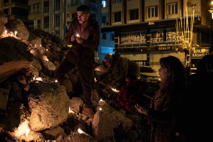 Kahramanmaraş Depremlerinin 3. Yıl Dönümünde Hayatını Kaybedenler Saat 04.17’de Anıldı