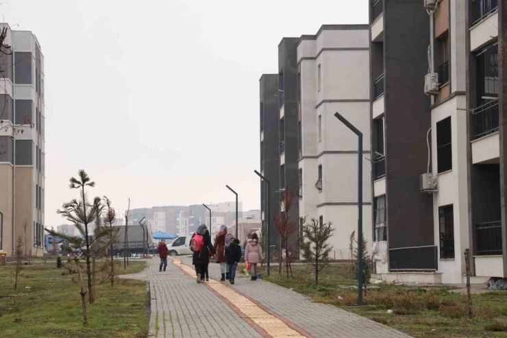 Depremzedenin Evine Misafir Olan Vatandaş: "yurt Dışında Bu Kadar Konutun Bu Kadar Kısa Sürede Yapılmasına İnanılmıyor’’