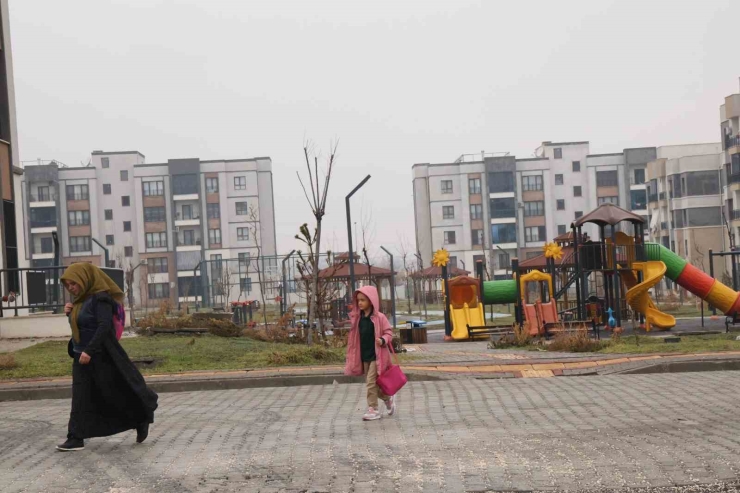 Depremzedenin Evine Misafir Olan Vatandaş: "yurt Dışında Bu Kadar Konutun Bu Kadar Kısa Sürede Yapılmasına İnanılmıyor’’