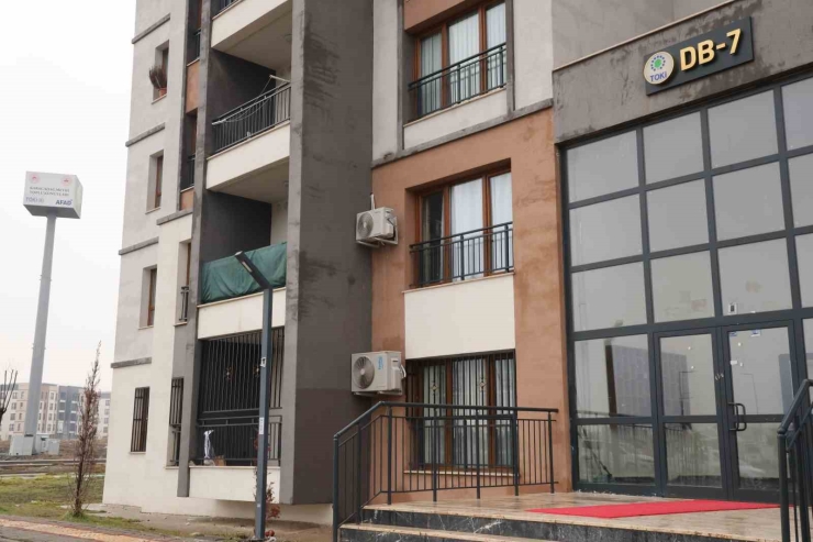 Depremzedenin Evine Misafir Olan Vatandaş: "yurt Dışında Bu Kadar Konutun Bu Kadar Kısa Sürede Yapılmasına İnanılmıyor’’