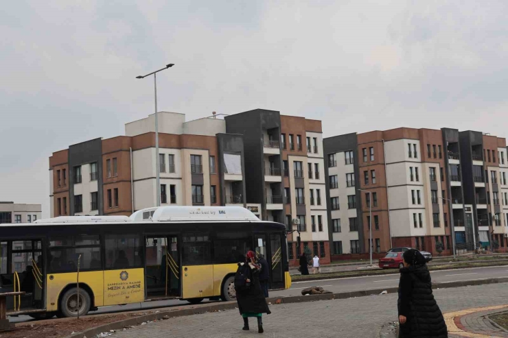 Depremzedenin Evine Misafir Olan Vatandaş: "yurt Dışında Bu Kadar Konutun Bu Kadar Kısa Sürede Yapılmasına İnanılmıyor’’