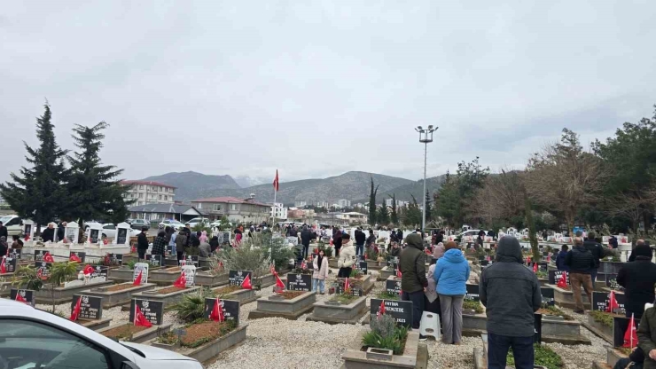 Gaziantep Protokolünden İslahiye’de Deprem Şehitliğine Ziyaret